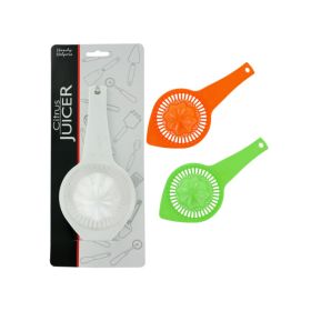 Citrus juicer with strainer